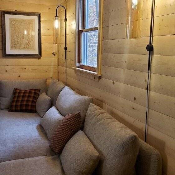 A Humble Abode   A Modern Woodsy Retreat