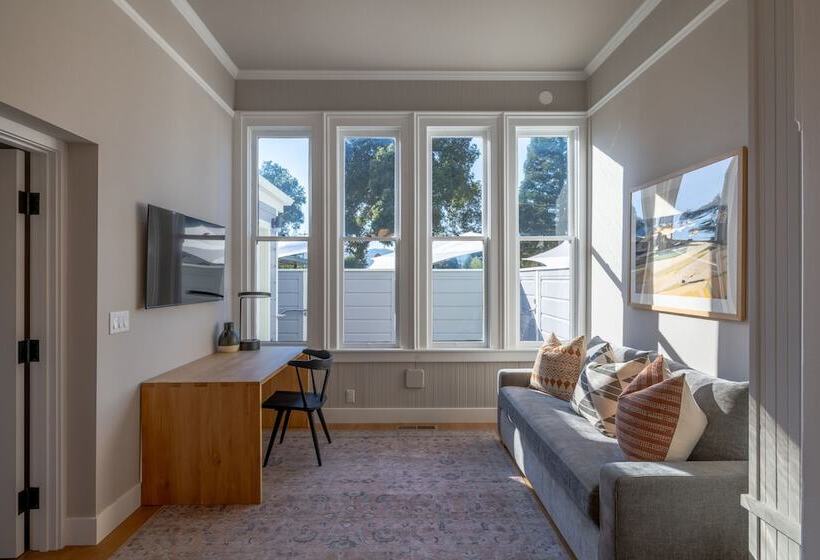 مبيت وإفطار The Ruse