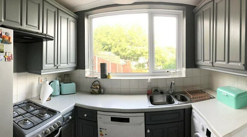 Charming 4bd Semi Detached Home Hastings