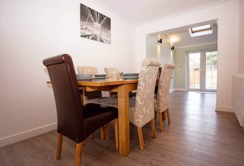 Cozy 3bedroom Home In Luton