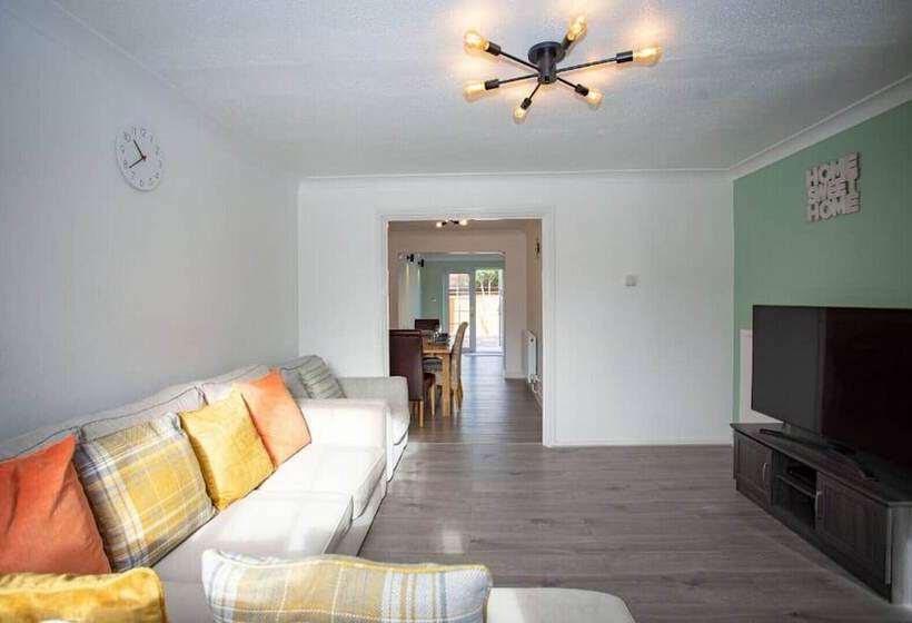 Cozy 3bedroom Home In Luton