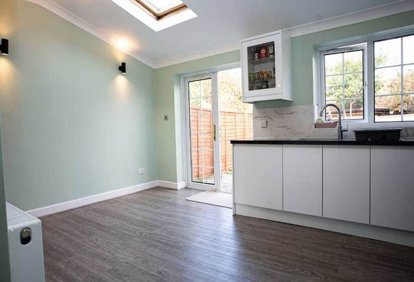 Cozy 3bedroom Home In Luton