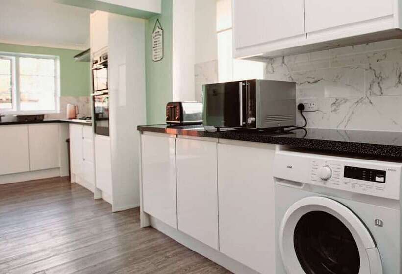 Cozy 3bedroom Home In Luton