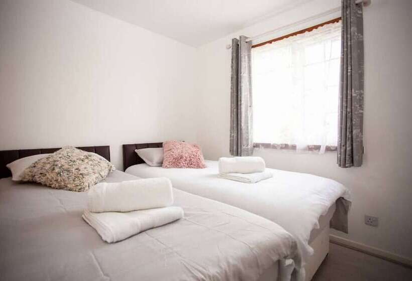 Cozy 3bedroom Home In Luton