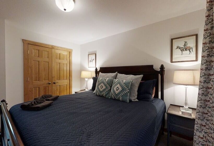 Horsin Around Tennessee