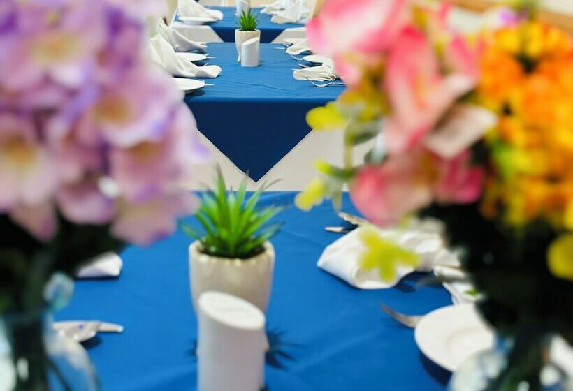 Acorn Lodge Hotel Gatwick & Parking