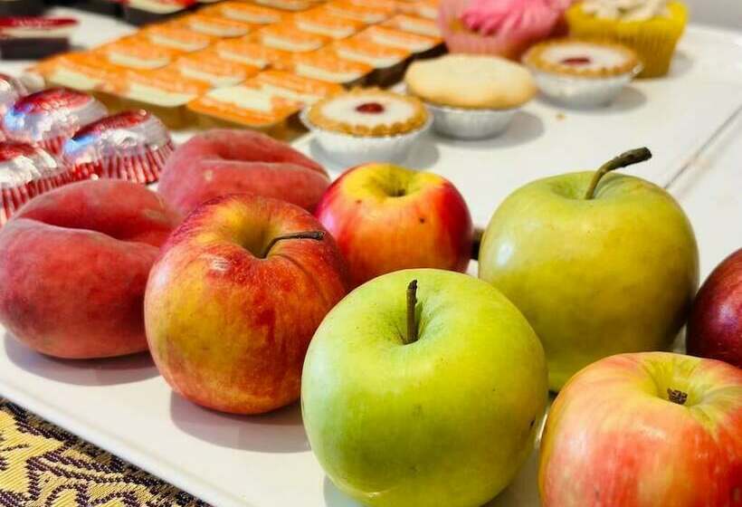 Acorn Lodge Hotel Gatwick & Parking