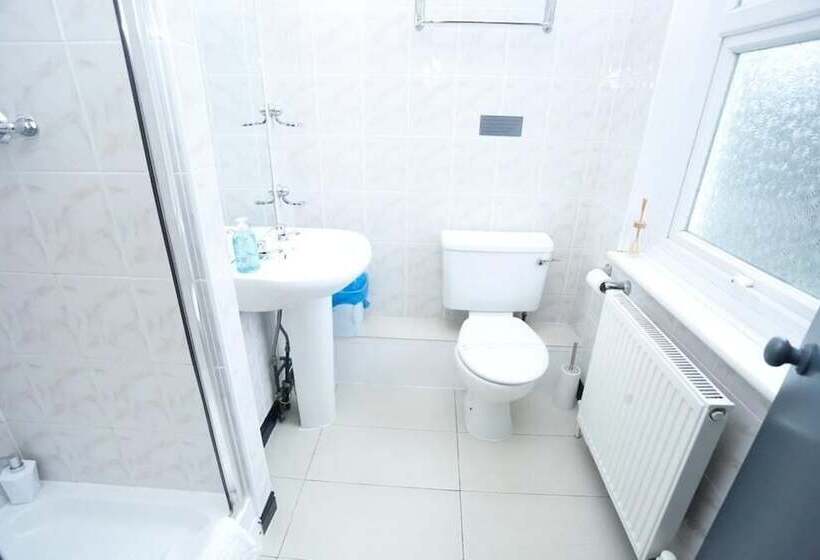 Acorn Lodge Hotel Gatwick & Parking