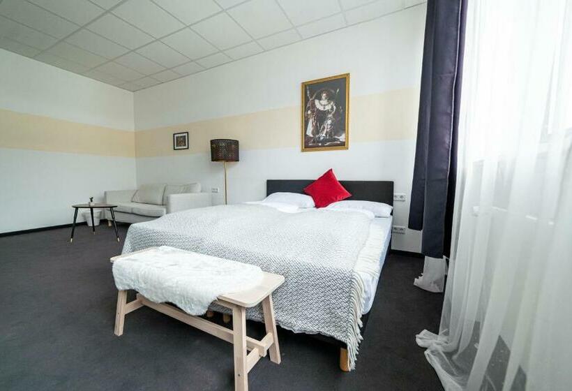 Full House Hotel Nürnberg Shared Bath & Kitchen