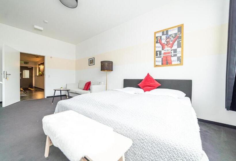 Full House Hotel Nürnberg Shared Bath & Kitchen