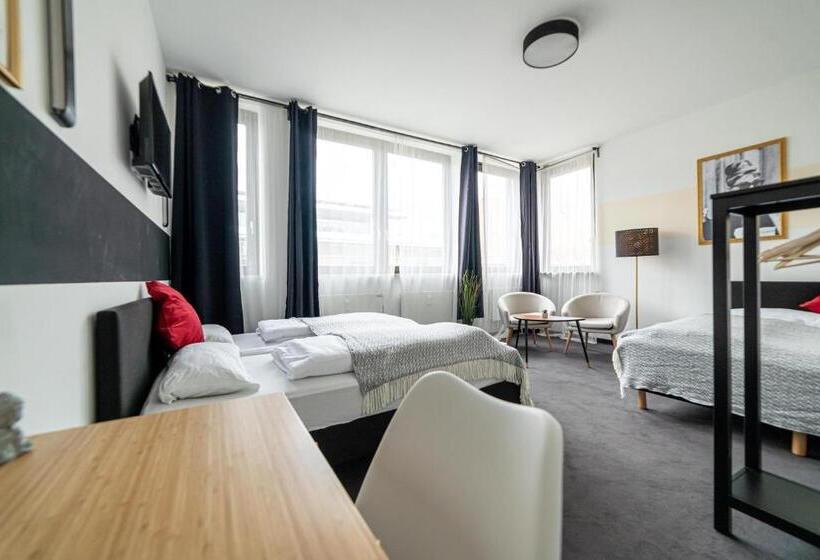 Full House Hotel Nürnberg Shared Bath & Kitchen