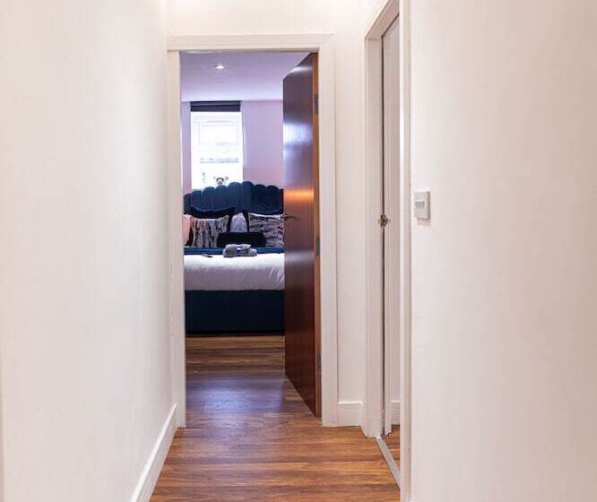 Отель Manhattan Luxury Suites