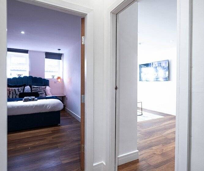 Отель Manhattan Luxury Suites