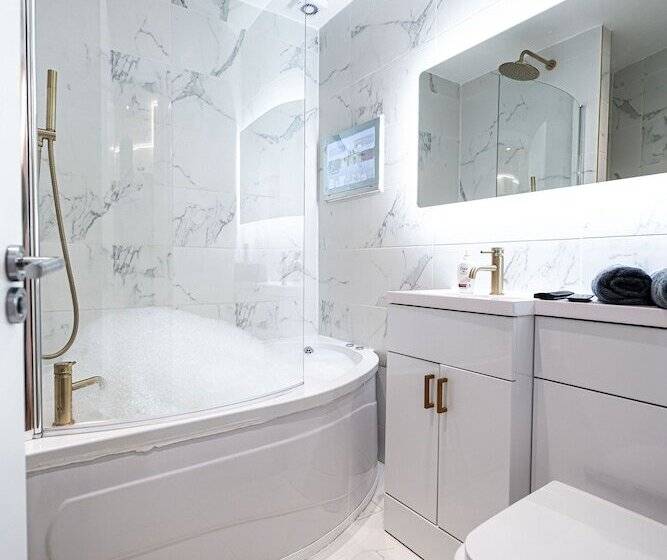 Отель Manhattan Luxury Suites