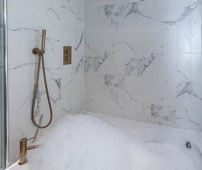 Отель Manhattan Luxury Suites