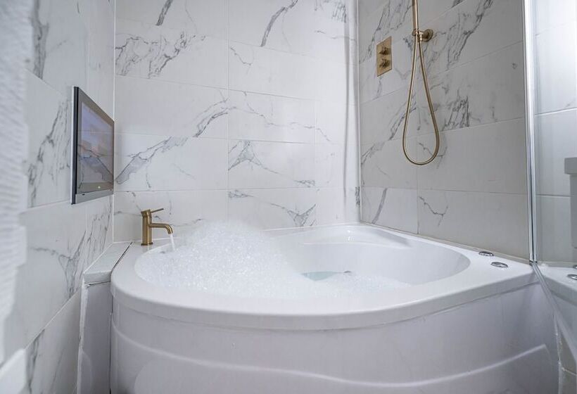 Отель Manhattan Luxury Suites