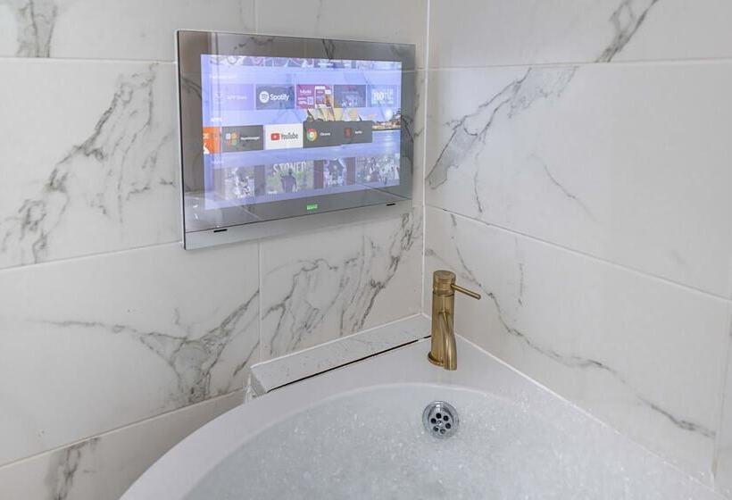 Отель Manhattan Luxury Suites