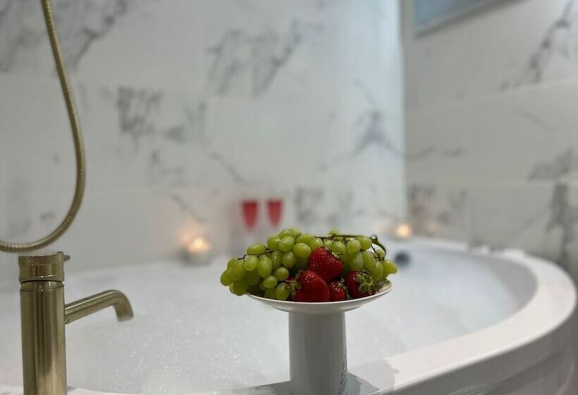 Отель Manhattan Luxury Suites