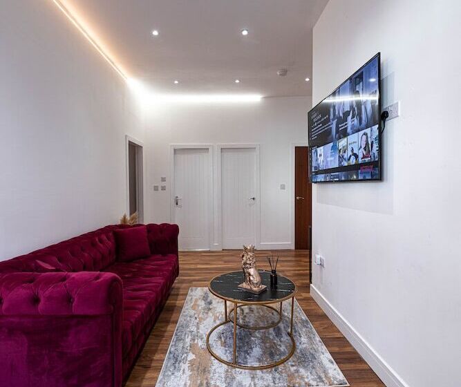 Отель Manhattan Luxury Suites