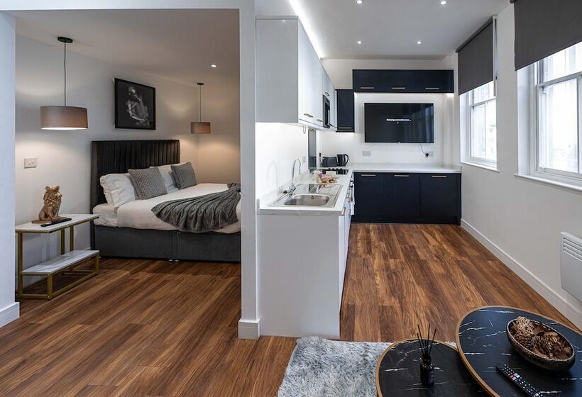 Отель Manhattan Luxury Suites