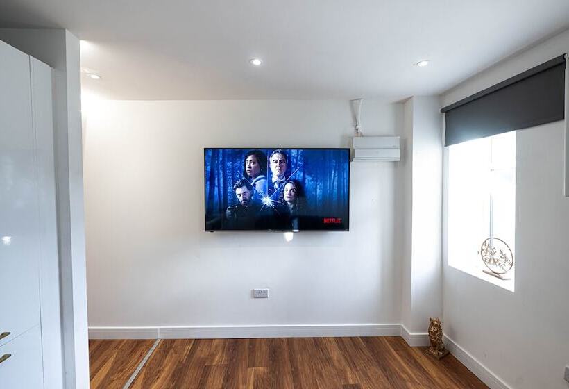 Отель Manhattan Luxury Suites