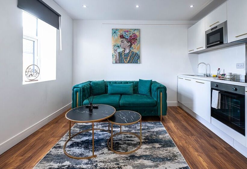 Отель Manhattan Luxury Suites