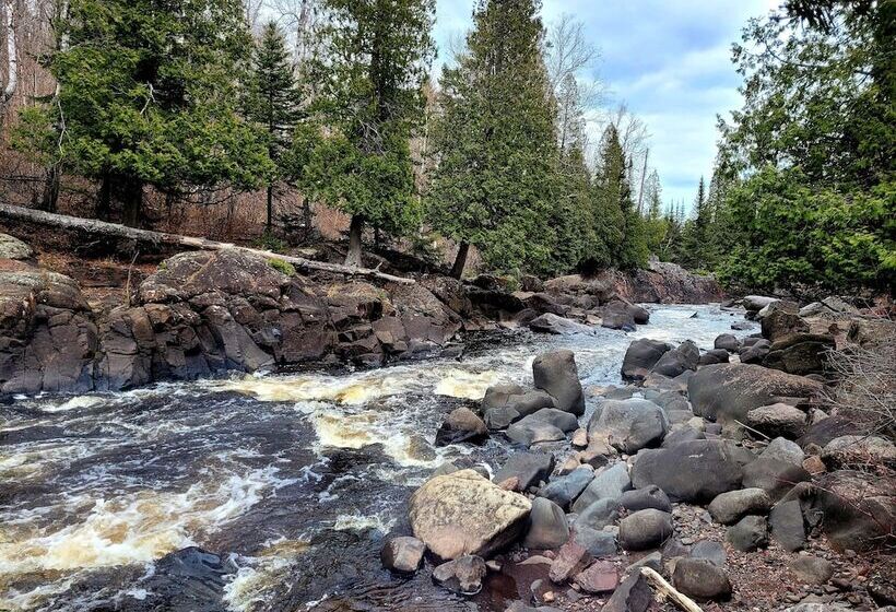 בית מלון כפרי North Shore Camping Company