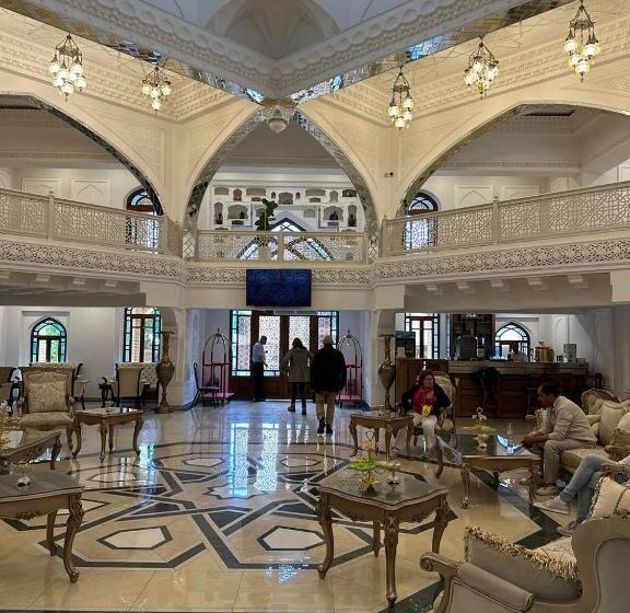 בית מלון כפרי Shahristan Plaza