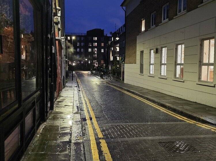 Отель Boutique Shut Eyes In London