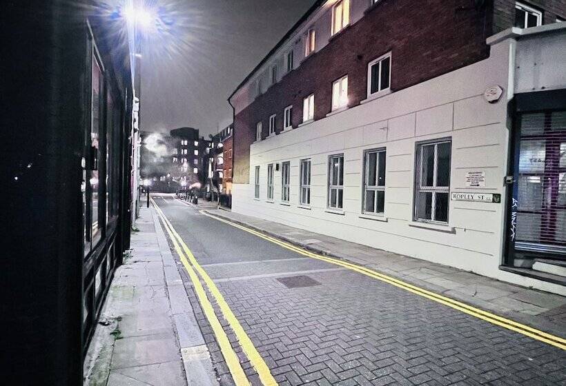 Отель Boutique Shut Eyes In London