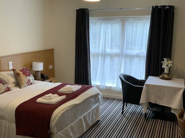 Отель The Hedges