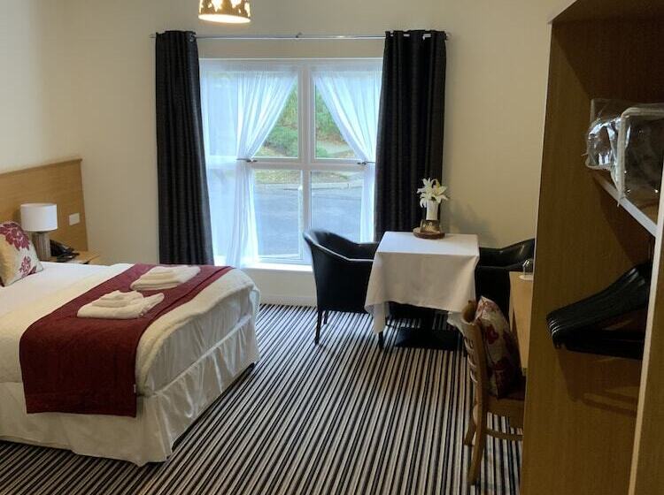 Отель The Hedges