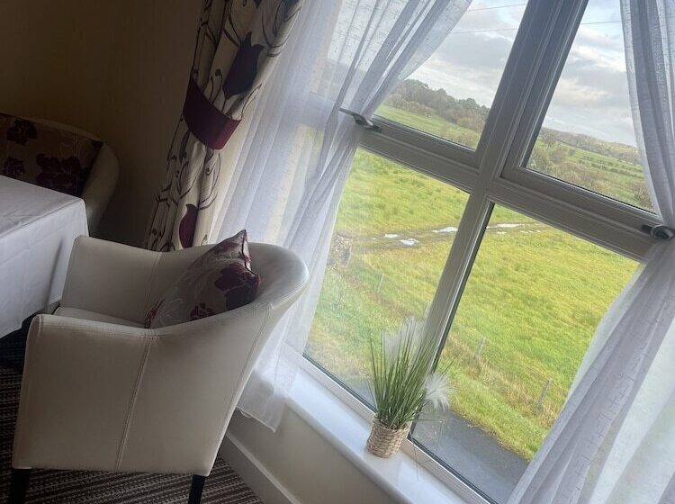 Отель The Hedges