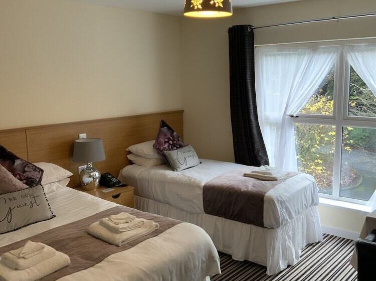 Отель The Hedges