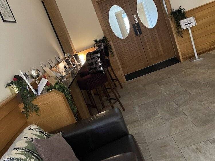 Отель The Hedges