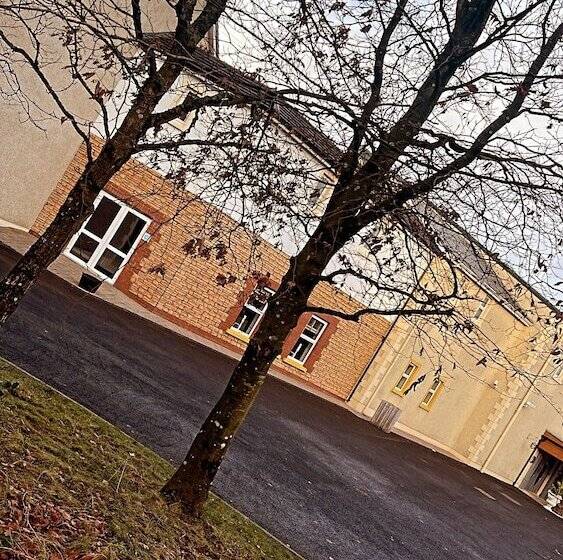 Отель The Hedges