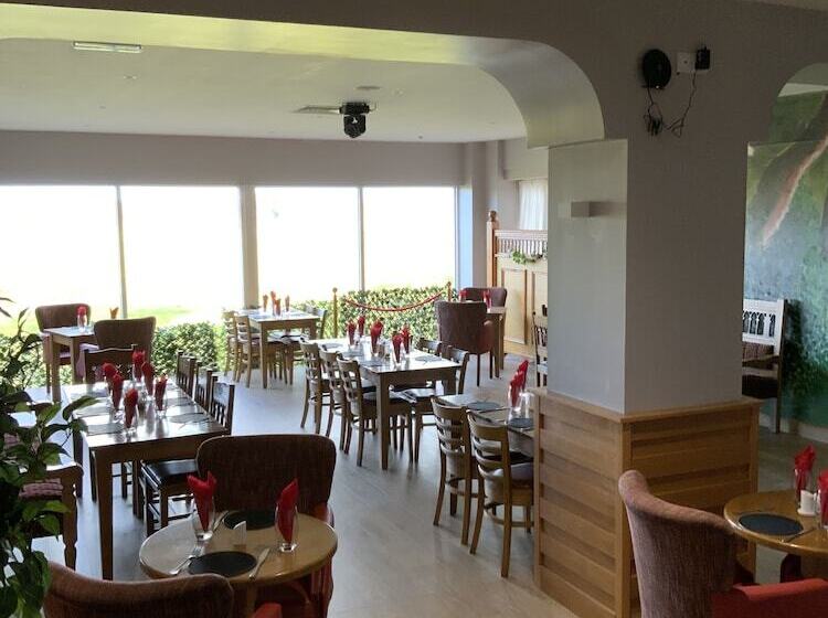 Отель The Hedges