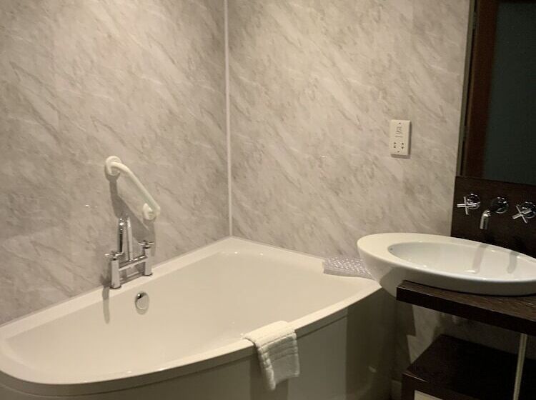 Отель The Hedges