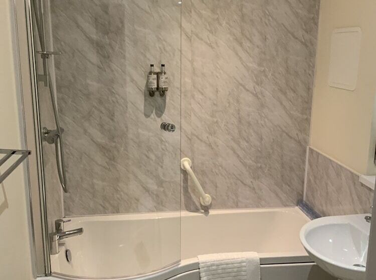 Отель The Hedges