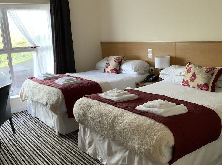 Отель The Hedges