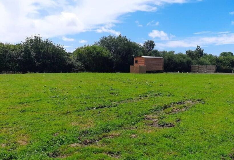 Shepherds Hut With Hot Tub On Anglesey North Wales