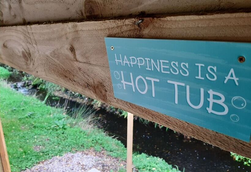 Shepherds Hut With Hot Tub On Anglesey North Wales