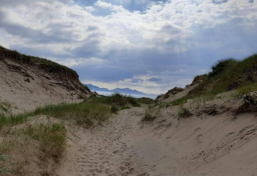 Shepherds Hut With Hot Tub On Anglesey North Wales