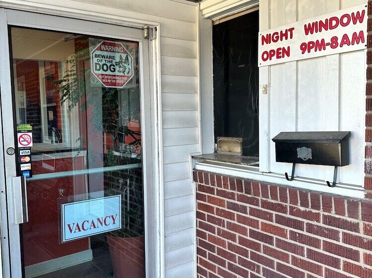 فندق على الطريق Regency Inn