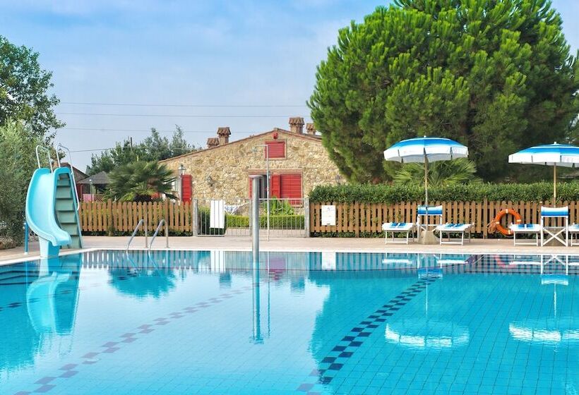 Residence A Vada Con Piscina