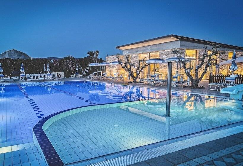 Residence A Vada Con Piscina