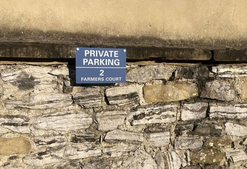 اقامتگاه Cosy And Quirky House In The Heart Of Bakewell