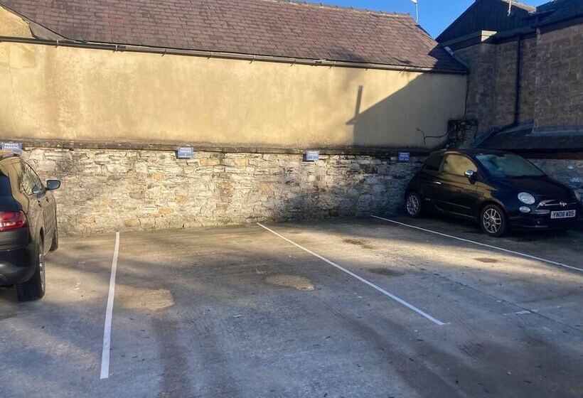 اقامتگاه Cosy And Quirky House In The Heart Of Bakewell