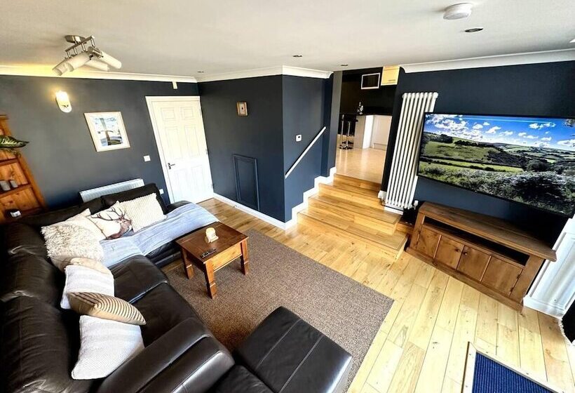 اقامتگاه Cosy And Quirky House In The Heart Of Bakewell