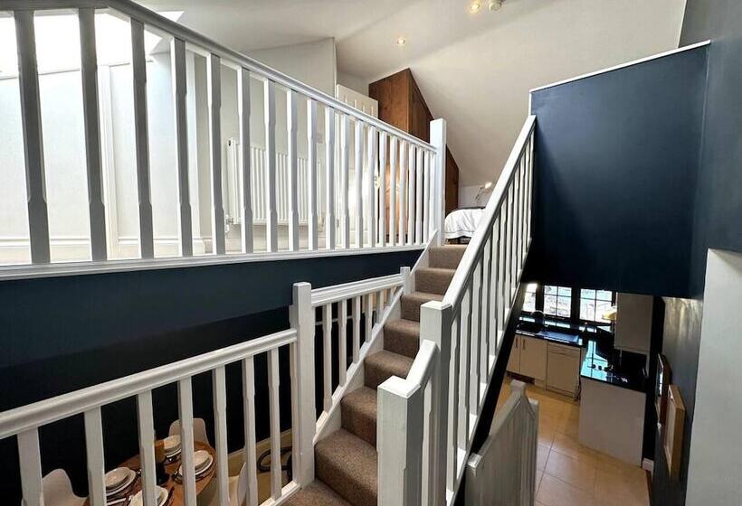 اقامتگاه Cosy And Quirky House In The Heart Of Bakewell